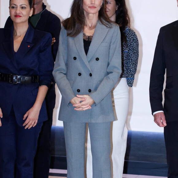 Elle ressemble de plus en plus à sa mère qui lui donne sûrement des conseils avisés, à commencer par ceux en matière de mode. 
La reine Letizia d'Espagne lors de l'acte institutionnel de la "Journée mondiale de la santé mentale 2024" à Madrid, le 17 octobre 2024. © Dana Press / Bestimage