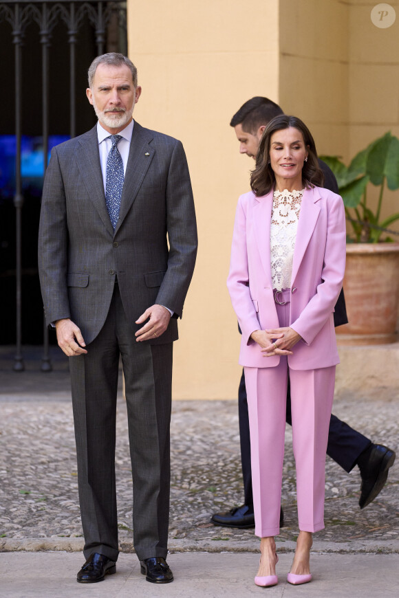 Le roi Felipe VI d'Espagne et la reine Letizia d'Espagne assistent à la remise des Prix nationaux de recherche 2023 à Gandie, le 14 mars 2024. 