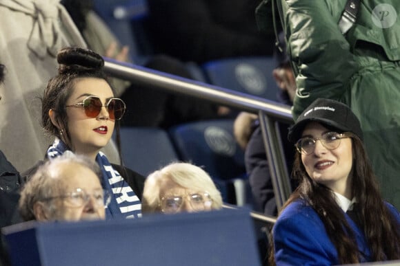 Hoshi et Gia Martinelli - Célébrités dans les tribunes de la 8ème de finale de la coupe de France de football entre le PSG contre Brest (3-1) au Parc des Princes à Paris le 7 février 2024. © Cyril Moreau/Bestimage