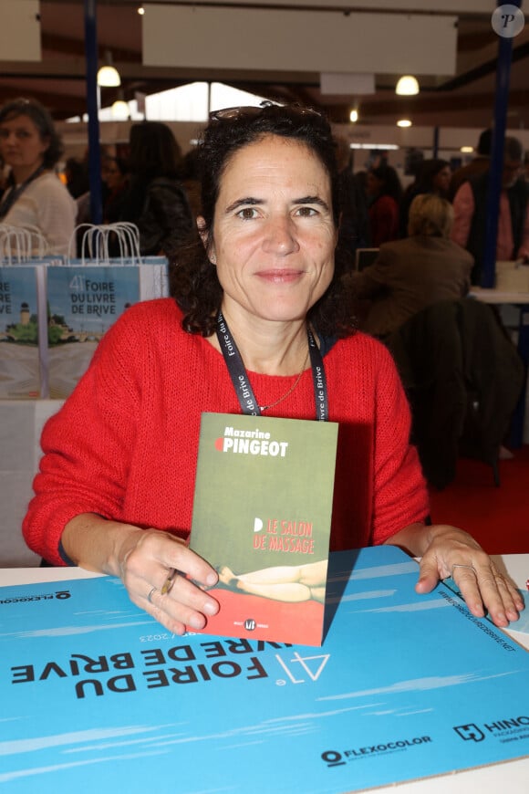 Mazarine Pingeot lors de la 41ème Foire du Livre de Brive dans La Halle Brassens, à Brive-la-Gaillarde, France, le 11 novembre 2023. © Jean-Marc-Lhomer/Bestimage 