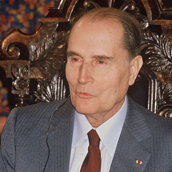 "J'aurais aimé qu'il..."
François Mitterrand.