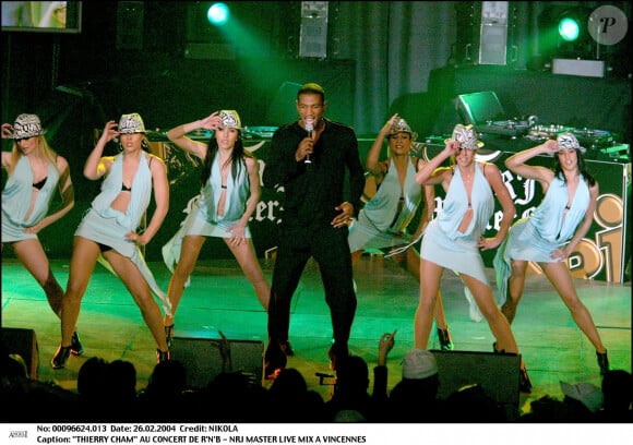 "THIERRY CHAM" AU CONCERT DE R'N'B - NRJ MASTER LIVE MIX A VINCENNES HOMME CHANTEUR SCENE CHANTE "PLAN LARGE" FEMININ DANSEUSE