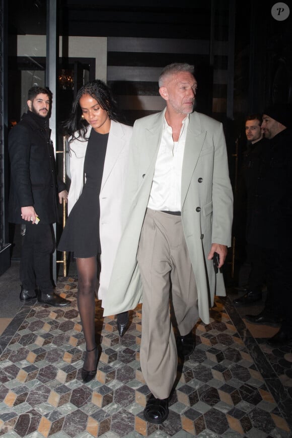 Discrets au début de leur idylle, Vincent Cassel et Narah Baptista avaient fait leur première apparition le 18 janvier 2024 lors du défilé AMI, présenté à la Fashion Week masculine de Paris.
Vincent Cassel et sa compagne Narah Baptista à la sortie d'un dîner à l'hôtel "Costes" lors de la Fashion Week de Paris (PFW), le 18 janvier 2024. 