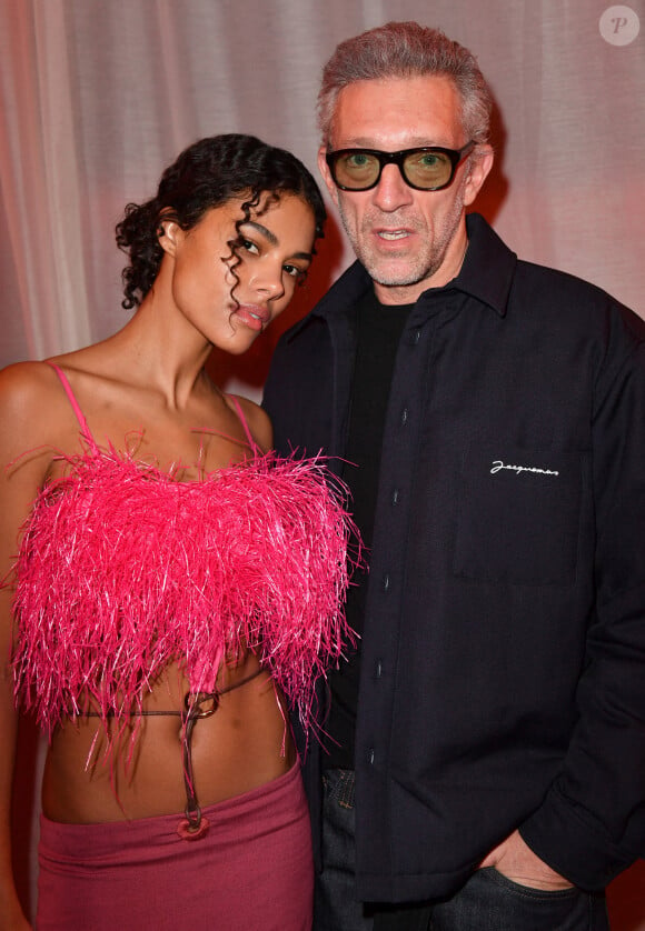 ainsi que d'une fille Amazonie née en 2019 de sa relation avec Tina Kunakey
Vincent Cassel et sa femme Tina Kunakey - Photocall en front row du défilé "Le Raphia" de la maison Jacquemus au Bourget. © Veeren / Clovis / Bestimage