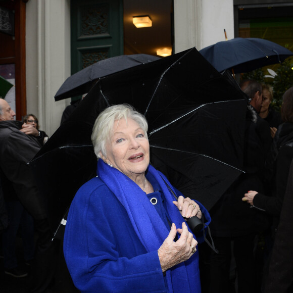 En effet, elle a fréquenté le milliardaire Nate Jacobson durant pas moins de 18 ans
Line Renaud - Devoilement de la plaque en hommage a Loulou Gaste au 8 rue Saint-Ferdinand dans le 17eme arrondissement de Paris. Le 29 janvier 2014 