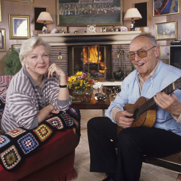 Archives - En France, à Rueil-Malmaison, rendez-vous avec Line Renaud et son mari Loulou Gasté à leur domicile. Avril 1989 © Alain Canu via Bestimage