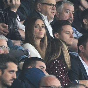 Et pour cause, les tourtereaux ont accueilli leur 2ème enfant !
Charlotte Pirroni et son compagnon Florian Thauvin, et Kad Merad durant la rencontre de football de Ligue 1 au stade Allianz Riviera, opposant Nice à Marseille, le 21 ocotbre 2018. © Bruno Bebert/Bestimage