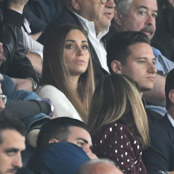 Et pour cause, les tourtereaux ont accueilli leur 2ème enfant !
Charlotte Pirroni et son compagnon Florian Thauvin, et Kad Merad durant la rencontre de football de Ligue 1 au stade Allianz Riviera, opposant Nice à Marseille, le 21 ocotbre 2018. © Bruno Bebert/Bestimage