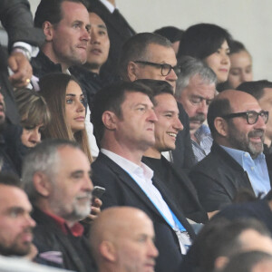 Charlotte Pirroni et son compagnon Florian Thauvin, et Kad Merad durant la rencontre de football de Ligue 1 au stade Allianz Riviera, opposant Nice à Marseille, le 21 ocotbre 2018. © Bruno Bebert/Bestimage