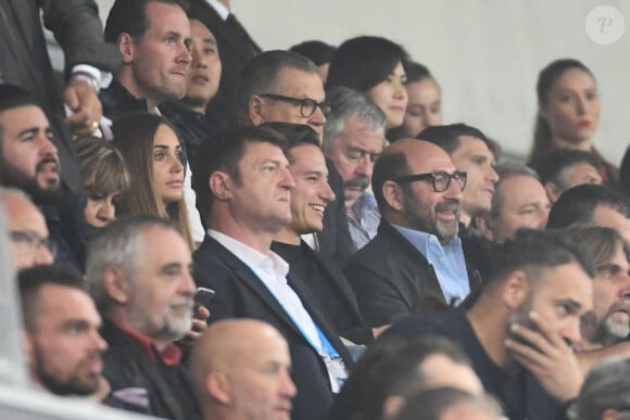 Charlotte Pirroni et son compagnon Florian Thauvin, et Kad Merad durant la rencontre de football de Ligue 1 au stade Allianz Riviera, opposant Nice à Marseille, le 21 ocotbre 2018. © Bruno Bebert/Bestimage