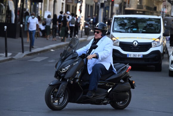 Exclusif - Gérard Depardieu déjeune avec une amie dans un restaurant japonais de Saint-Germain-des-Prés à Paris le 18 septembre 2020.