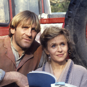 Archives - En France, Gérard Depardieu et sa femme Elisabeth sur le tournage du film JEAN DE FLORETTE. Le 31 octobre 1985 © Alain Canu via Bestimage