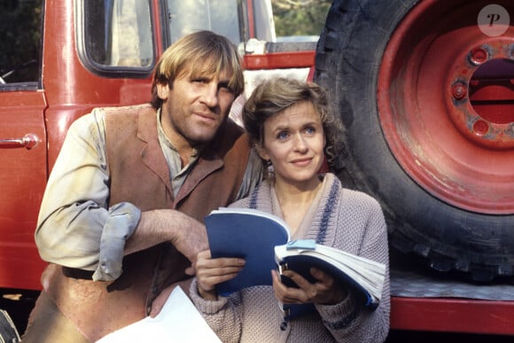 Archives - En France, Gérard Depardieu et sa femme Elisabeth sur le tournage du film JEAN DE FLORETTE. Le 31 octobre 1985 © Alain Canu via Bestimage