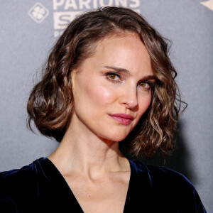 Natalie Portman a fait son apparition sur le tapis rouge de la cérémonie du Ballon d'or, tenue au Théâtre du Châtelet à Paris
Natalie Portman au photocall de la cérémonie du Ballon d'Or au théâtre du Châtelet à Paris, France. © Cyril Moreau/Bestimage 