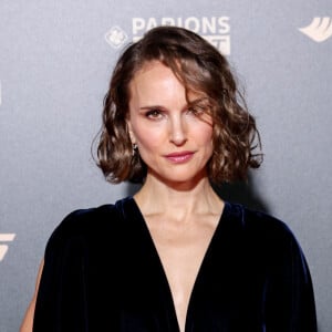 Oscarisée pour son rôle dans "Black Swan", l’actrice américaine était présente non pour recevoir un prix, mais pour remettre la récompense de Ballon d’or féminin
Natalie Portman au photocall de la cérémonie du Ballon d'Or 2024 au théâtre du Châtelet à Paris, France, le 28 octobre 2024. © Cyril Moreau/Bestimage 