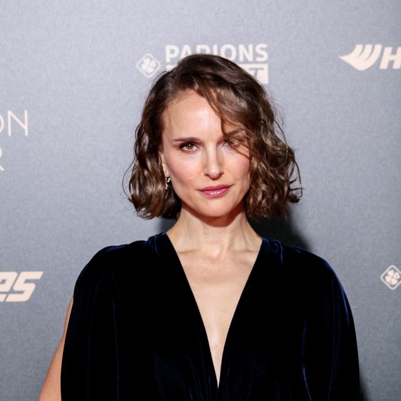 Oscarisée pour son rôle dans "Black Swan", l’actrice américaine était présente non pour recevoir un prix, mais pour remettre la récompense de Ballon d’or féminin
Natalie Portman au photocall de la cérémonie du Ballon d'Or 2024 au théâtre du Châtelet à Paris, France, le 28 octobre 2024. © Cyril Moreau/Bestimage 