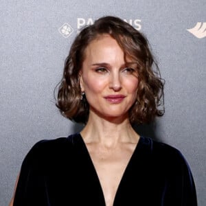 L'actrice installée à Paris, a illuminé la cérémonie dans une robe bleu nuit en velours et a captivé tous les invités et les caméras
Natalie Portman au photocall de la cérémonie du Ballon d'Or 2024 au théâtre du Châtelet à Paris, France, le 28 octobre 2024. © Cyril Moreau/Bestimage 