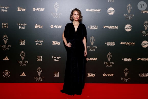 L'actrice installée à Paris, a illuminé la cérémonie dans une robe bleu nuit en velours et a captivé tous les invités et les caméras
Natalie Portman au photocall de la cérémonie du Ballon d'Or 2024 au théâtre du Châtelet à Paris, France, le 28 octobre 2024. © Cyril Moreau/Bestimage 