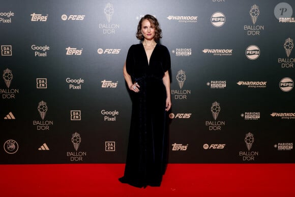 Passionnée de football et  supportrice du PSG, elle a expliqué son implication en tant que cofondatrice du club féminin Angel City aux États-Unis
Natalie Portman au photocall de la cérémonie du Ballon d'Or 2024 au théâtre du Châtelet à Paris, France, le 28 octobre 2024. © Cyril Moreau/Bestimage 