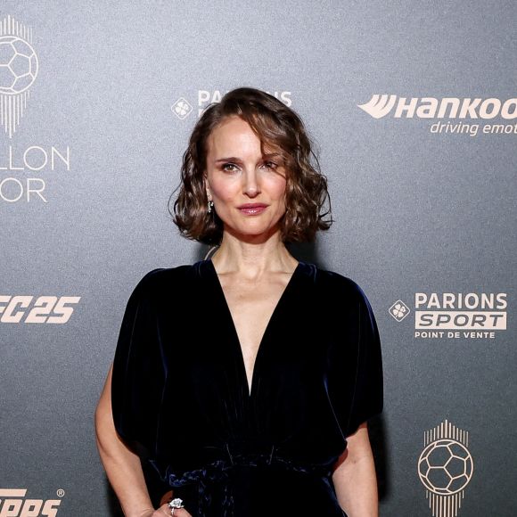 Passionnée de football et  supportrice du PSG, elle a expliqué son implication en tant que cofondatrice du club féminin Angel City aux États-Unis
Natalie Portman au photocall de la cérémonie du Ballon d'Or 2024 au théâtre du Châtelet à Paris, France, le 28 octobre 2024. © Cyril Moreau/Bestimage 