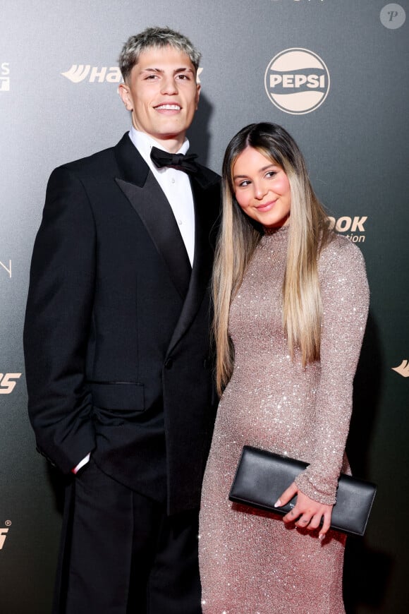 Alejandro Garnach et sa compagne Eva García au photocall de la cérémonie du Ballon d'Or 2024 au théâtre du Châtelet à Paris, France, le 28 octobre 2024. © Cyril Moreau/Bestimage 