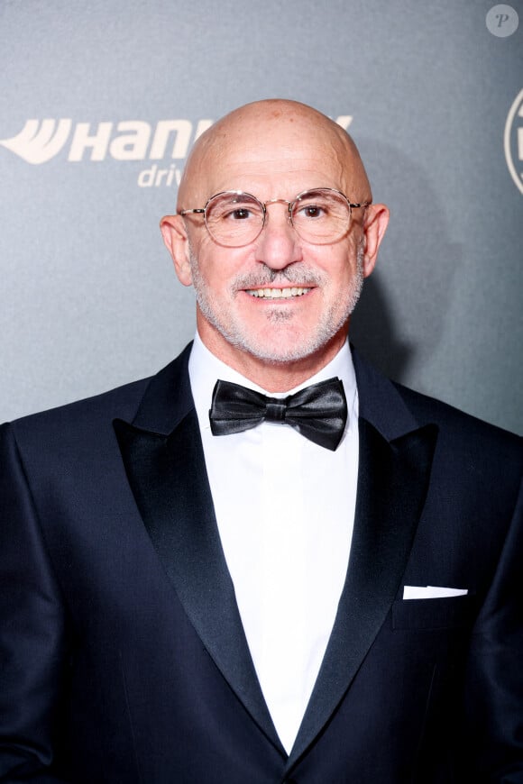 Luis De La Fuente, entraîneur de l'équipe nationale d'Espagne au photocall de la cérémonie du Ballon d'Or 2024 au théâtre du Châtelet à Paris, France, le 28 octobre 2024. © Cyril Moreau/Bestimage 