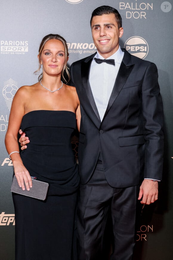 Rodrigo Hernández Bibula Cascante (Rodri) et sa compagne Laura Iglesias au photocall de la cérémonie du Ballon d'Or 2024 au théâtre du Châtelet à Paris, France, le 28 octobre 2024. © Cyril Moreau/Bestimage 