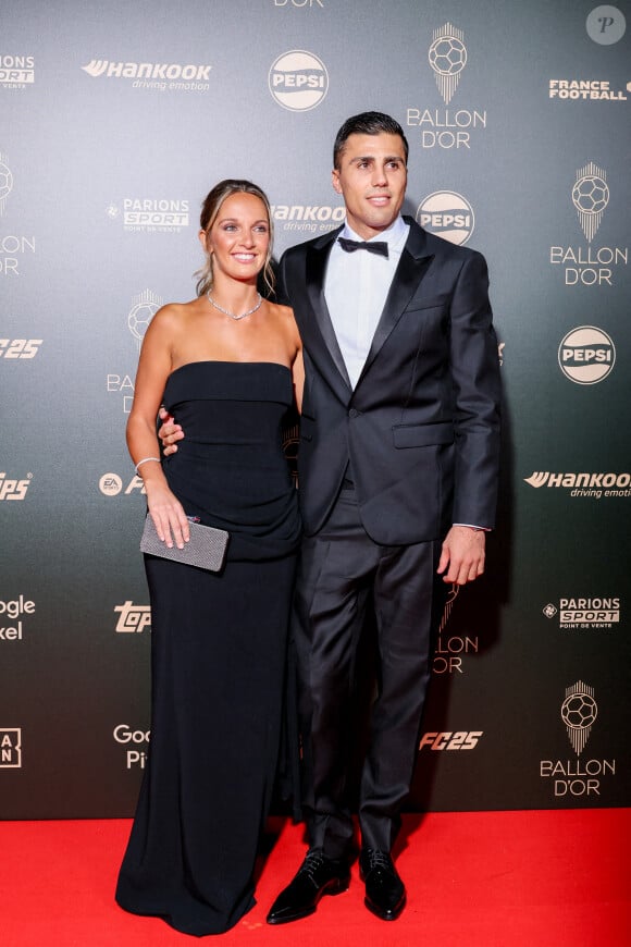 Au-delà de la surprise provoquée par Natalie Portman, la cérémonie a sacré Ballon d'or masculin Rodri et a été marquée par l'absence polémique du Real Madrid
Rodrigo Hernández Bibula Cascante (Rodri) et sa compagne Laura Iglesias au photocall de la cérémonie du Ballon d'Or 2024 au théâtre du Châtelet à Paris, France, le 28 octobre 2024. © Cyril Moreau/Bestimage 