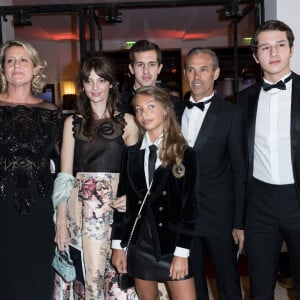 Luana Belmondo, Annabelle Belmondo, Victor Belmondo, Paul Belmondo, Giacomo Belmondo et Stella Belmondo à la 42ème cérémonie des César à la salle Pleyel à Paris le 24 février 2017. © Olivier Borde / Dominique Jacovides / Bestimage 