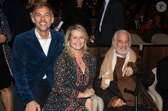 Jean-Paul Belmondo, son fils Paul Belmondo et Luana Belmondo lors de la présentation en avant-première de 'The Gazelles' un film réalisé par Paul Belmondo et projeté à l'Unesco en présence de Audrey Azoulay la directrice générale de l'Unesco et Dominique Serra fondatrice et directrice du Rallye des Gazelles du Maroc. Paris le 24 novembre 2017 © Denis Guignebourg / Bestimage