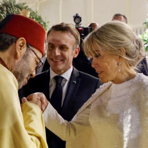 Le roi Mohammed VI avec Brigitte et Emmanuel Macron pour le dîner d'Etat en l'honneur du président de la République française et son épouse à Rabat au Maroc le 29 octobre 2024 © Ludovic Marin/Pool/Bestimage