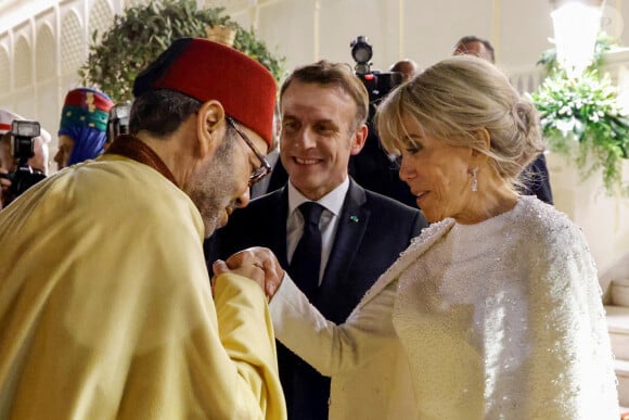 Le roi Mohammed VI avec Brigitte et Emmanuel Macron pour le dîner d'Etat en l'honneur du président de la République française et son épouse à Rabat au Maroc le 29 octobre 2024 © Ludovic Marin/Pool/Bestimage