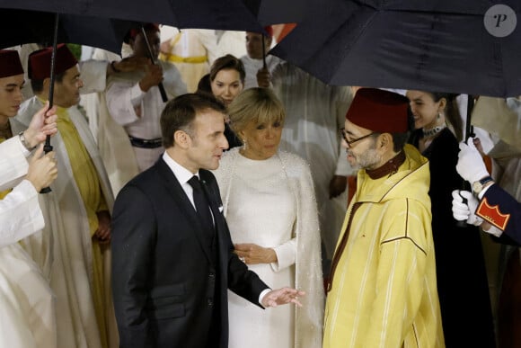 Le roi Mohammed VI avec Brigitte et Emmanuel Macron pour le dîner d'Etat en l'honneur du président de la République française et son épouse à Rabat au Maroc le 29 octobre 2024 © Ludovic Marin/Pool/Bestimage