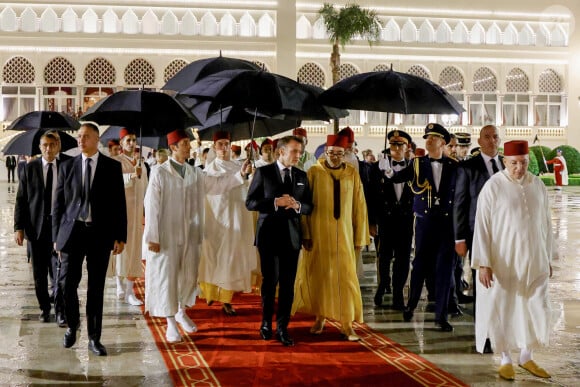 Le roi Mohammed VI avec Brigitte et Emmanuel Macron pour le dîner d'Etat en l'honneur du président de la République française et son épouse à Rabat au Maroc le 29 octobre 2024 © Ludovic Marin/Pool/Bestimage