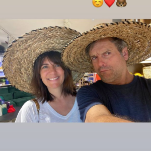 Il s'agit d'un selfie de Estelle Denis et Marc Thiercelin en vacances
 