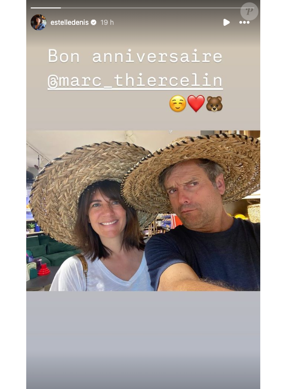 Il s'agit d'un selfie de Estelle Denis et Marc Thiercelin en vacances
 