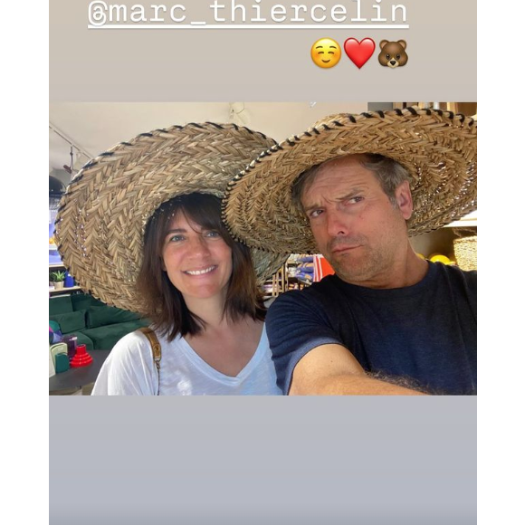 Il s'agit d'un selfie de Estelle Denis et Marc Thiercelin en vacances
 