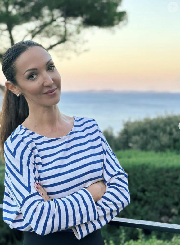 Emmanuelle Rivassoux dans sa maison dans le Var, dévoile un tout nouveau look capillaire. Instagram