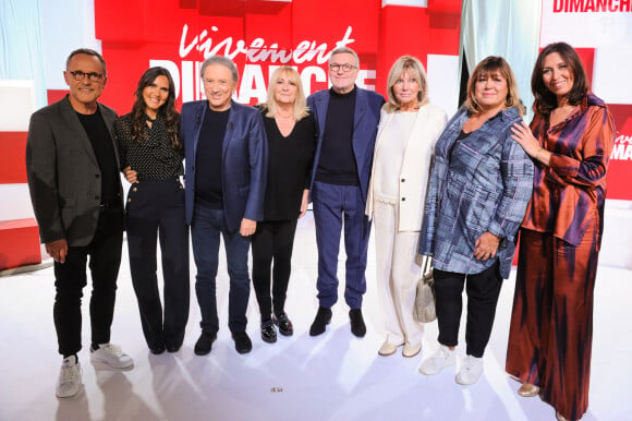 Michèle Bernier, Julie Leclerc et Maryse Gildas sont également de la partie.
Exclusif - Emmanuel Chaunu, Joyce Jonathan, Michel Drucker, Julie Leclerc, Laurent Ruquier, Maryse Gildas, Michele Bernier et Karina Marimon - Enregistrement de l'émission "Vivement Dimanche" au Studio Gabriel à Paris, France, le 1er octobre 2024, présentée par M.Drucker et diffusée le 3 novembre sur France 3. © Guillaume Gaffiot/Bestimage