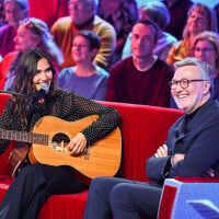 Joyce Jonathan venue chanter guitare à la main face à Laurent Ruquier et Michel Drucker dans Vivement dimanche