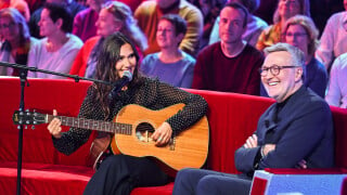 Joyce Jonathan venue chanter guitare à la main face à Laurent Ruquier et Michel Drucker dans Vivement dimanche