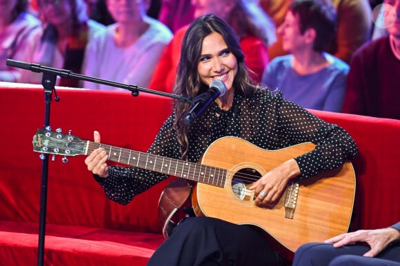 Tout comme Joyce Jonathan, sa guitare à la main sur le canapé rouge.
Exclusif - Joyce Jonathan - Enregistrement de l'émission "Vivement Dimanche" au Studio Gabriel à Paris, France, le 1er octobre 2024, présentée par M.Drucker et diffusée le 3 novembre sur France 3. © Guillaume Gaffiot/Bestimage