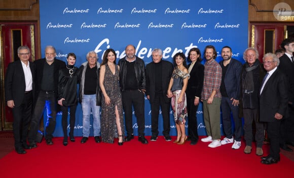 Il va sortir "Finalement" le 13 novembre avec Kad Merad dans l'un des premiers rôles.
Victor Hadida, Raphaël Mezrahi, Françoise Gillard, Michel Boujenah, Elsa Zylberstein, Kad Merad, Claude Lelouch, Barbara Pravi, Marianne Denicourt, Ibrahim Maalouf, Didier Barbelivien, Laurent Dassault - Avant-première du film "Finalement" de C. Lelouch qui fête son 87ème anniversaire au Grand Rex à Paris le 30 octobre 2024. © Pierre Perusseau/Bestimage