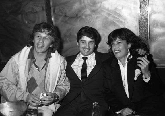 Mais pour lequel Caroline conserve une tendre nostalgie
Archives - Thierry Le Luron entoure de Gerard Lenorman et sa femme Caroline - Soiree Thierry Le Luron a Paris en avril 1982