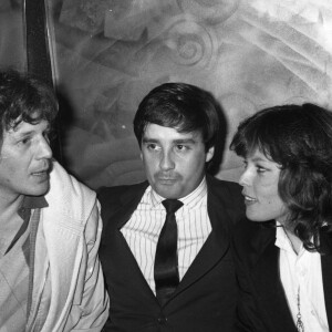 Archives - Thierry Le Luron entoure de Gerard Lenorman et sa femme Caroline - Soiree Thierry Le Luron a Paris en avril 1982