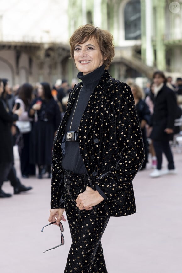 Inès de La Fressange au Front Row du défilé de mode féminine Chanel printemps-été 2025 lors de la Fashion Week de Paris (PFW), au Grand Palais, à Paris, France, le 1er october 2024. © Olivier Borde/Bestimage 