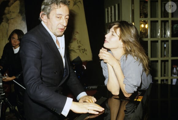 Rétro - La chanteuse et actrice Jane Birkin s'est éteinte à l'âge de 76 ans - Archives - No Web - En France, à Paris, Serge GAINSBOURG et Jane BIRKIN. Juin 1985 © Michel Croizard via Bestimage