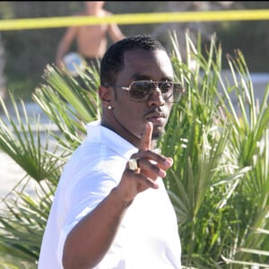 Pour convier des personnalités françaises à des diners 
P. Diddy à Saint-Tropez