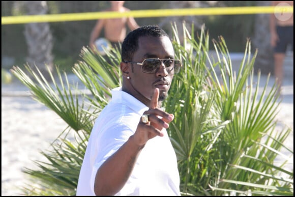 Pour convier des personnalités françaises à des diners 
P. Diddy à Saint-Tropez