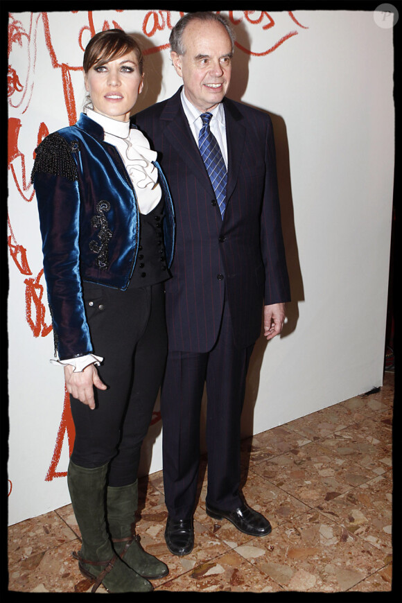 Mathilde Seigner et le ministre de la Culture, Frédéric Mitterrand, pour le Gala de l'Union des Artistes au Cirque d'Hiver Bouglione le 29  mars 2010